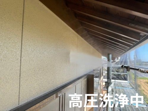小松島市のK様邸で屋根・外壁塗装の高圧洗浄作業