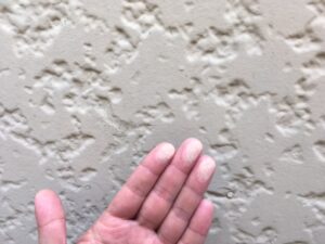 徳島市の住宅外壁で発生したチョーキング現象|外壁を触ると白い粉が付く外壁塗装の劣化サイン