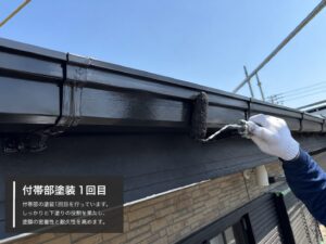 徳島市K様邸で付帯部塗装1回目を行っている様子