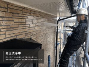 徳島市K様邸のレンガ調サイディング外壁を高圧洗浄している様子