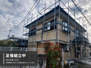 徳島市K様邸で塗装工事用の足場を組み立てている様子