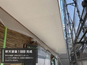 徳島市K様邸で軒天塗装1回目を終えた状態