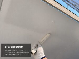 徳島市K様邸で軒天塗装2回目を行っている様子